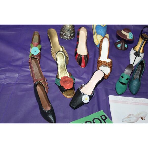 22 Piece Nostalgia And Other Miniature Shoe Figurines Dress Form And Hat - Picture 3 of 11
